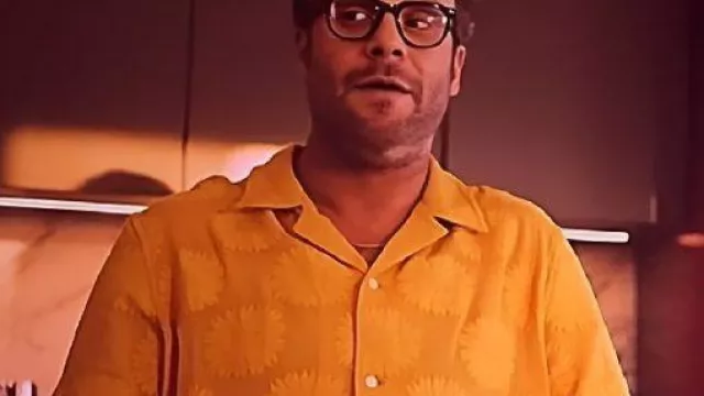 Good Fortune Sunflower Pattern Yellow Shirt porté par Jeff (Seth Rogen) comme on le voit dans Good Fortune