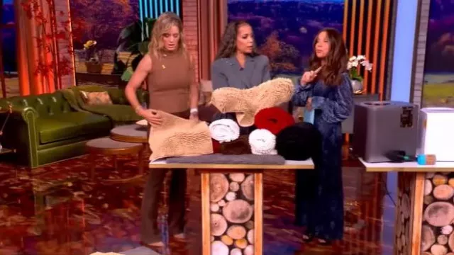 Ulla Johnson Thalia Robe chemise longue ceinturée en velours Devore portée par Gretta Monahan, comme on le voit dans The View le 17 octobre 2025