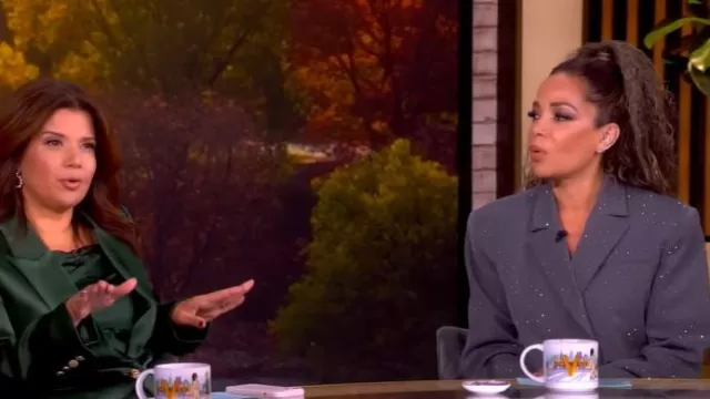 Vestido blazer de cristal LaQuan Smith usado por Sunny Hostin como se ve en The View el 17 de octubre de 2025