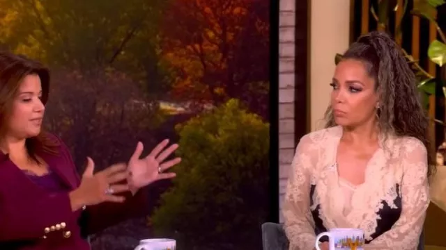 Vestido envolvente de encaje y satén hipnótico Zimmermann usado por Sunny Hostin en The View el 20 de octubre de 2025