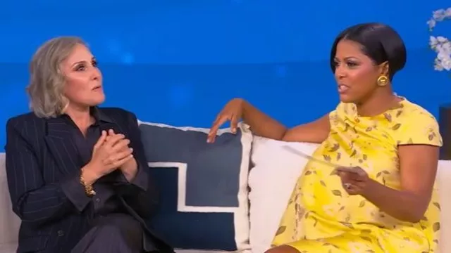 Blazer croisé d’argent porté par Ricki Lake tel qu’on le voit au Tamron Hall Show le 17 octobre 2025