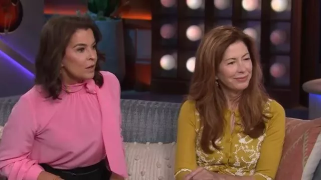 Cardigan en cachemire mélangé L’Wren Scott porté par Dana Delany, vu dans le spectacle Kelly Clarkson le 21 octobre 2025