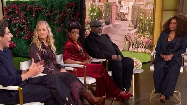 Vestido de día de gasa arrugada floral Melony de Ralph Lauren usado por Beth Behrs como se ve en The Jennifer Hudson Show el 6 de octubre de 2025