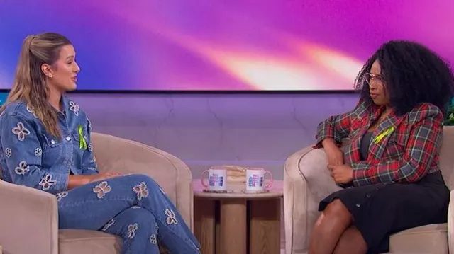 El vaquero Kaia Pearl High Rise de Noli Shop llevado por Victoria Garrick como se ve en The Jennifer Hudson Show el 7 de octubre de 2025