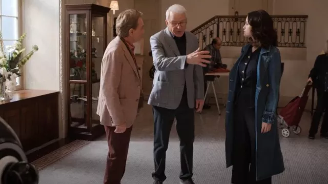 Trench-coat de l’Agence Bradley porté par Mabel Mora (Selena Gomez) comme on le voit dans Only Murders in the Building (S05E09)