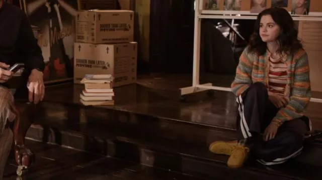 Baskets Puma Palermo portées par Mabel Mora (Selena Gomez) comme on le voit dans Only Murders in the Building (S05E09)