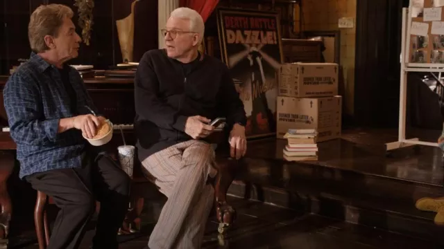 Pantalones a rayas Paul Smith Artist usados por Charles-Haden Savage (Steve Martin) como se ve en Only Murders in the Building (S05E09)