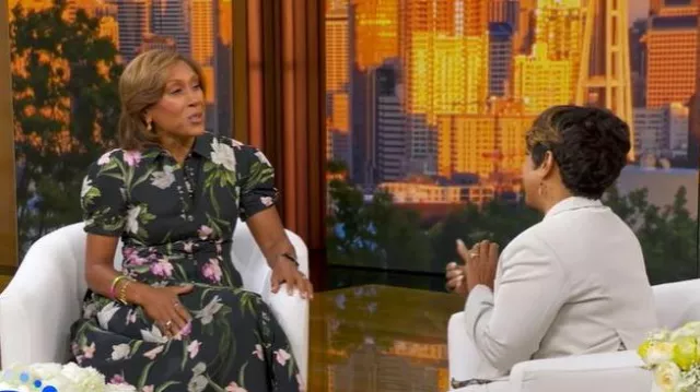 Ted Baker Robe chemise en coton à manches ballons florales portée par Robin Roberts comme on le voit dans Good Morning America le 20 octobre 2025