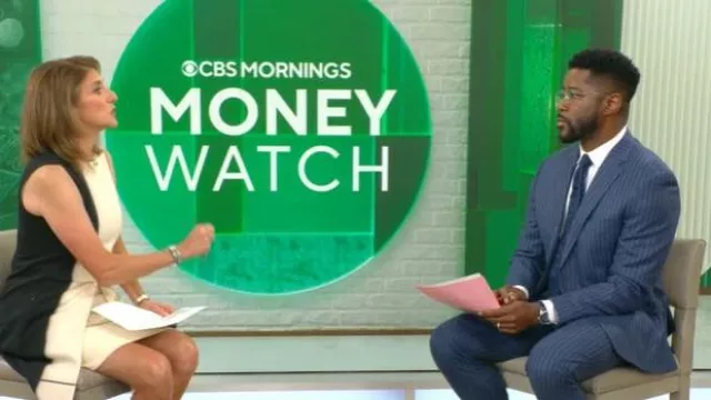 Mini-robe en laine Akris portée par Jill Schlesinger telle que vue dans CBS Mornings le 21 octobre 2025