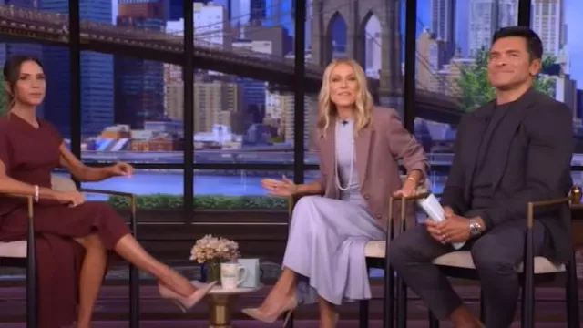 Chaqueta de sarga con bolsillo de parche de Victoria Beckham usada por Kelly Ripa como se ve en VIVO con Kelly y Mark el 17 de octubre de 2025