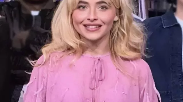 Saturday Night Live S51 Sabrina Carpenter Blouse portée par (Sabrina Carpenter) dans Saturday Night Live