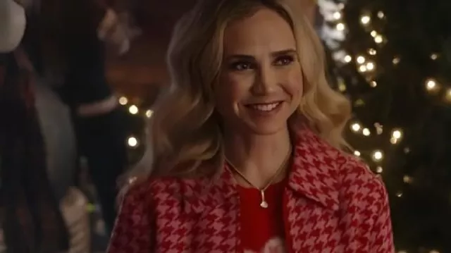 Fiona Gubelmann A Royal Montana Christmas 2025 Veste rose portée par Victoria (Fiona Gubelmann) comme on le voit dans A Royal Montana Christmas