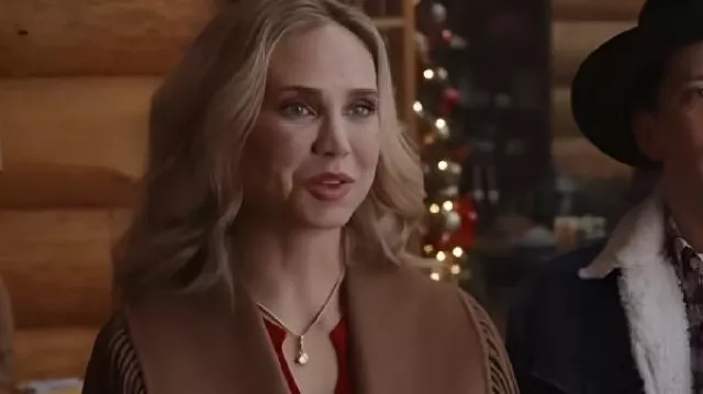 Fiona Gubelmann Un Noël Royal Montana 2025 Manteau à franges marron porté par Victoria (Fiona Gubelmann) comme on le voit dans Un Noël Royal Montana