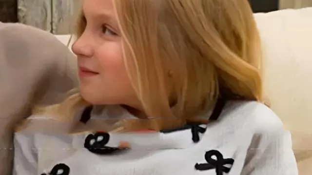 Kelly Spencer Pull à nœud gris comme on le voit dans The Bold and the Beautiful