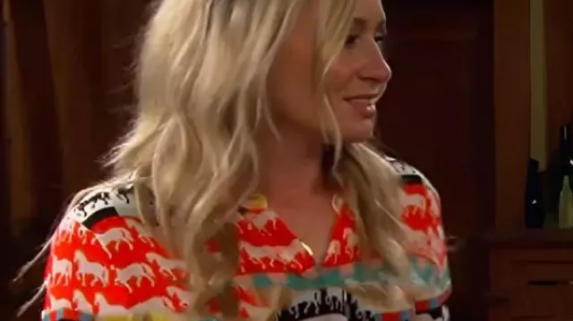 The Neighborhood S08 Camisa con estampado de caballo Gemma usada por Gemma Johnson (Beth Behrs) como se ve en The Neighborhood (S08)