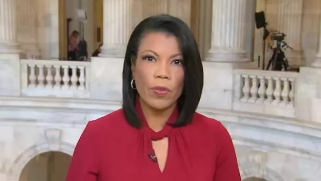 Robe fourreau à col rond Calvin Klein Twist portée par Nikole Killion telle que vue dans CBS Mornings le 22 octobre 2025