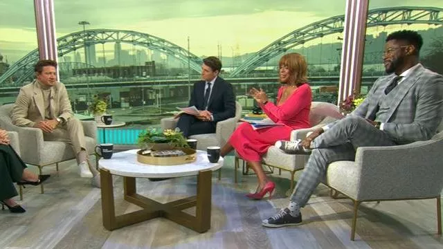 Robe midi en tricot Ganni Melange portée par Gayle King comme on le voit dans CBS Mornings le 22 octobre 2025