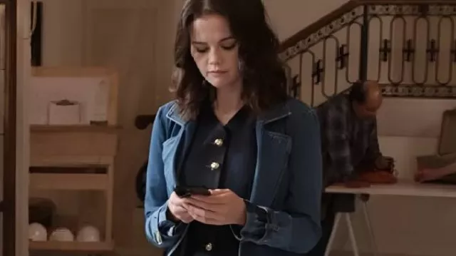 Only Murders In The Building S05 Abrigo de mezclilla de Mabel Mora usado por Mabel Mora (Selena Gomez) como se ve en Only Murders in the Building (S05E09)