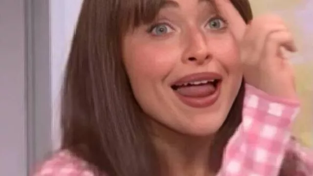 Cárdigan rosa de Saturday Night Live usado por Sabrina Carpenter como se ve en Saturday Night Live