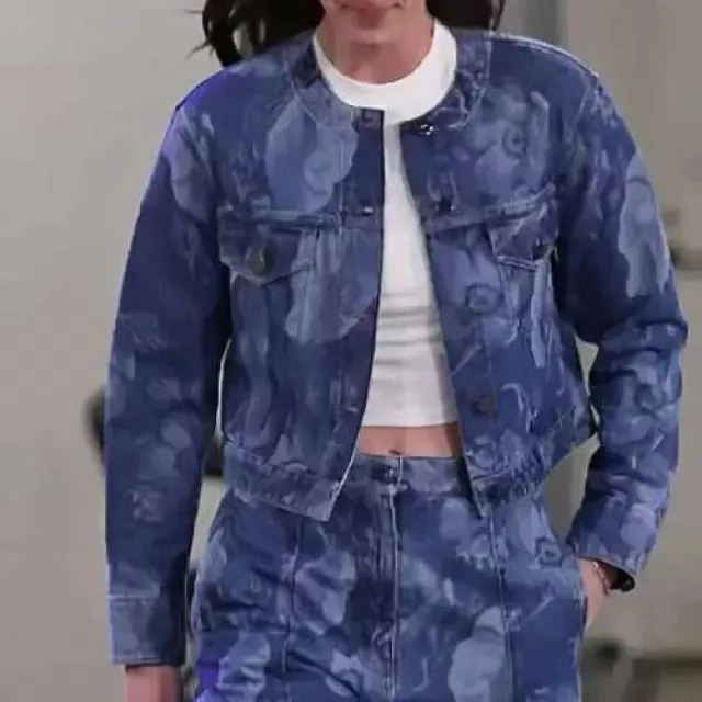 Veste imprimée en denim bleu portée par Caitlin Clark dans Indiana Fever