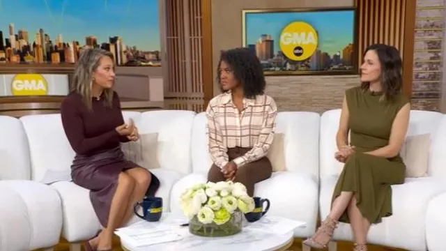 Valentino Garavani Rockstud Strappy Pointe Pointe Pump usado por Maggie Rulli como se ve en Good Morning America el 22 de octubre de 2025