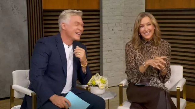 Blusa de leopardo con cuello falso de Nicholas usada por Lara Spencer como se ve en Good Morning America el 22 de octubre de 2025