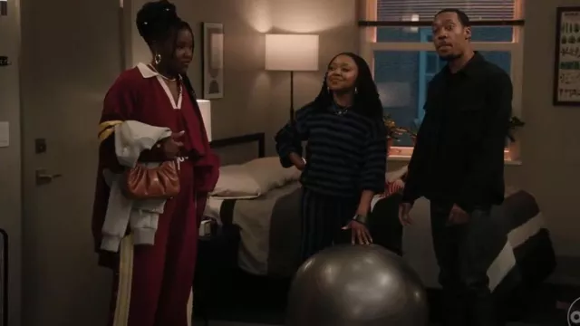 Suéter Akira Game Over usado por Erika (Courtney Taylor) como se ve en Abbott Elementary (S05E04)