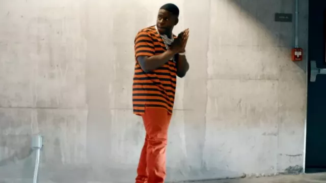 Camiseta con foto a rayas naranja y negra de Givenchy usada por Blac Youngsta en Blac Youngsta - Fondo (Video oficial)