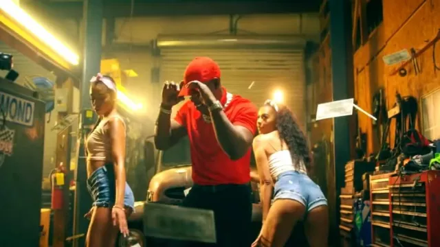 Gorra Nike Red Legacy91 usada por Blac Youngsta en Moneybagg Yo, Blac Youngsta - Trickin (Video Musical Oficial)