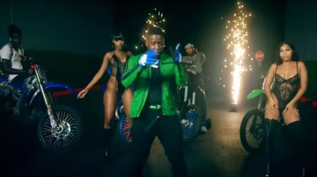 Chaqueta de moto de cuero verde neón Diesel usada por Blac Youngsta en Moneybagg Yo, Blac Youngsta – Super Hot (Video musical oficial)