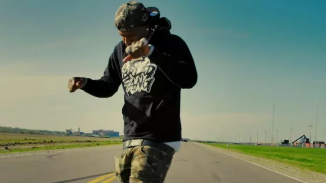 Merch Bread Gang Sudadera con capucha Merch negra usada por Moneybagg Yo en Moneybagg Yo - 123 feat. Blac Youngsta (Official Music Video) ft. Blac Youngsta