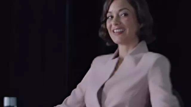 Marion Cotillard The Morning Show S04 Blazer cruzado rosa usado por Celine Dumont (Marion Cotillard) como se ve en The Morning Show (S04E06)