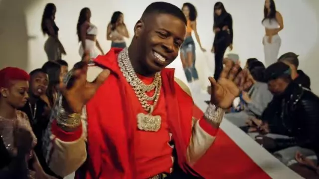 Chaqueta de chándal Gucci con mangas rojas y blancas GG Stripe usada por Blac Youngsta en Moneybagg Yo - 123 feat. Blac Youngsta (Video musical oficial) ft. Blac Youngsta
