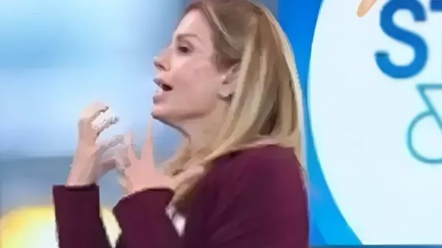 Today Show 2025 Jill Martin Burgundy Cocoon Cardigan usado por Jill Arnold como se ve en Today