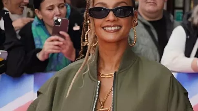 Chaqueta bomber verde Britain's Got Talent de Alesha Dixon en Alesha Dixon ROCKEA el escenario BGT y realiza un CLÁSICO Mis-Teeq! | ALIMENTACIÓN VIRAL