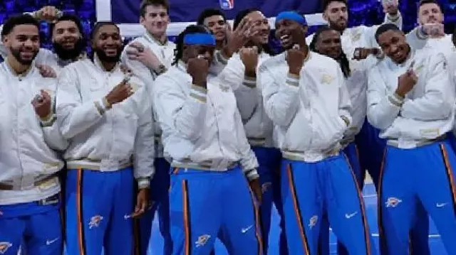 Chaqueta de ceremonia de izamiento de la bandera de los campeones de las finales de OKC 2025 en SGA y OKC Thunder obtienen sus anillos de campeonato de la NBA 2025