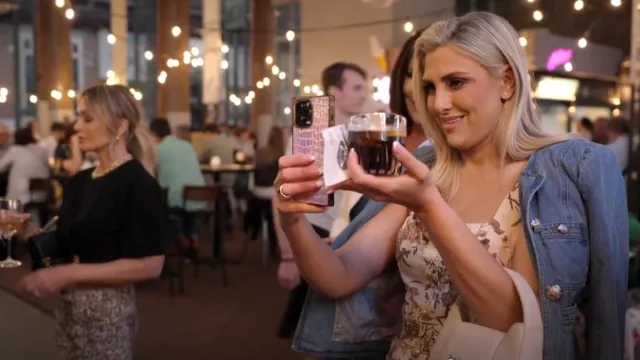 Veronica Beard Ferazia Veste en jean portée par Gina Kirschenheiter comme on le voit dans The Real Housewives of Orange County (S19E16)
