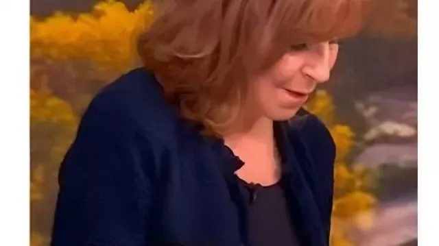 Cárdigan con ribete de contraste azul Joy Behar The View 2025 usado por Self - Co-Anfitrión (Joy Behar) en The View (S28)