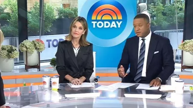 Chaqueta de satén Veronica Beard Miller Dickey usada por Savannah Guthrie como se ve en Today el 23 de octubre de 2025