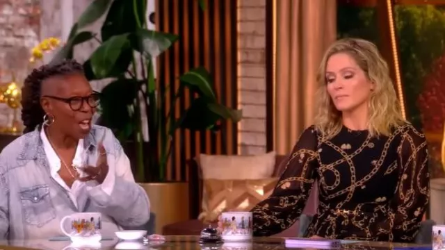 Vestido plisado de manga larga con estampado de cadenas Zimmermann con rayos de sol usado por Sara Haines como se ve en The View el 23 de octubre de 2025