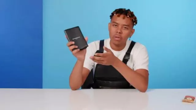 Portefeuille passeport en cuir noir Givenchy porté par YBN Cordae en 10 choses dont YBN Cordae ne peut pas se passer | GQ