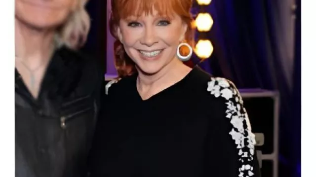 Suéter bordado negro Reba McEntire The Voice S28