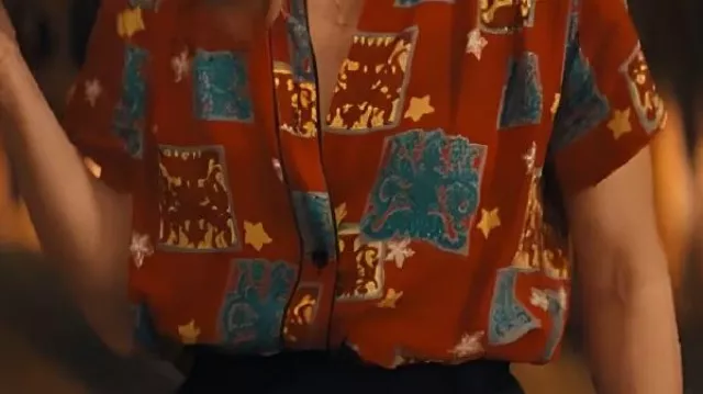 Camisa roja estampada usada por Joanne (Kristen Bell) en Nobody Wants This