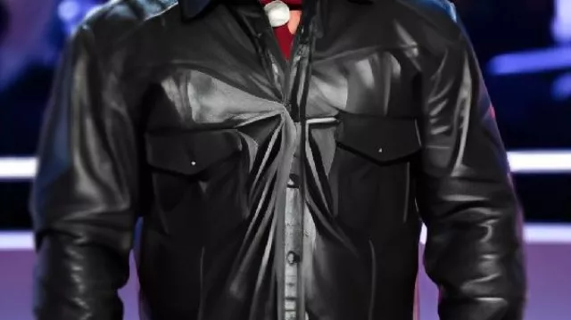 Chemise en cuir noir portée par Elias Gomez dans The Voice