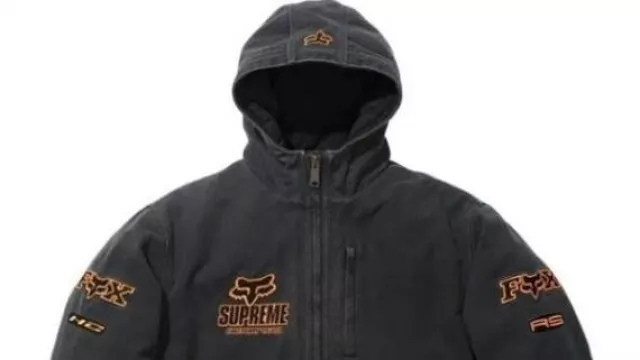 Supreme Fox Racing Denim Hooded Jacket porté par YTB Fatt en Supreme / Fox Racing Week 9 FW25 Collection-DMX Jersey, Zip-Up Hoodies, Yellow Hanes Crew et plus encore ! 2025