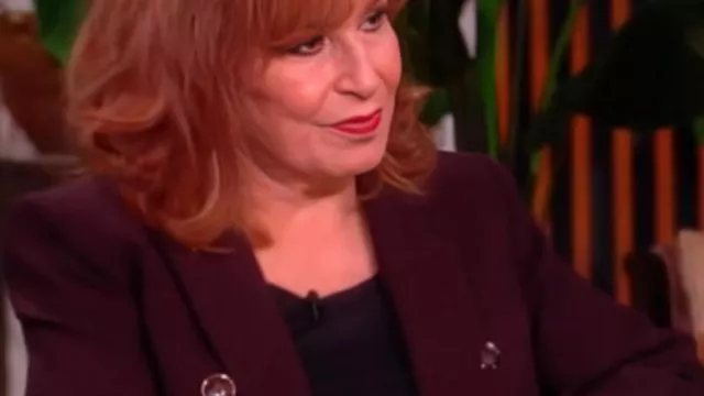Joy Behar The View 2025 Blazer burdeos de Joy Behar en The View