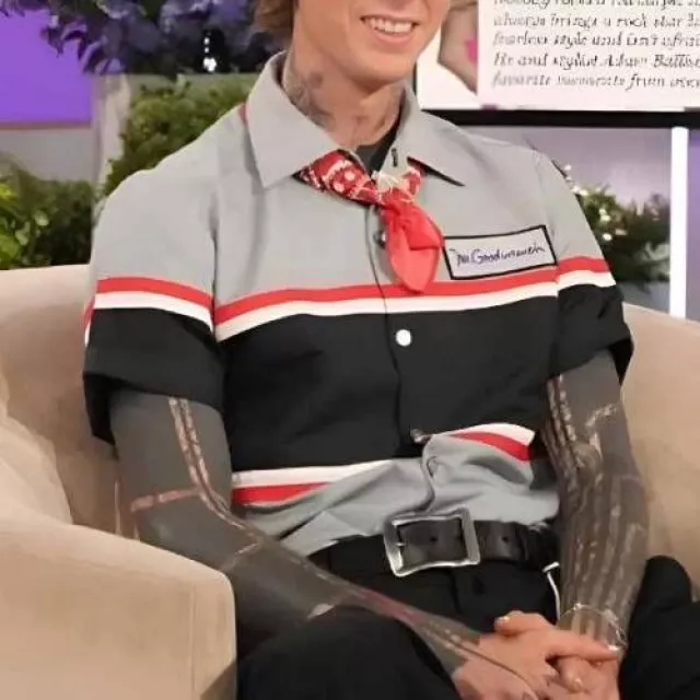 Chemise multicolore portée par MGK (Machine Gun Kelly) dans The Jennifer Hudson Show S04