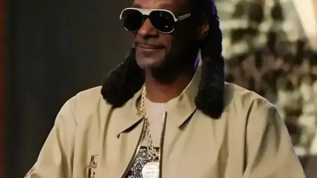 The Voice S28 Snoop Dogg Death Row Beige Jacket porté par Snoop Dogg comme on le voit dans The Voice