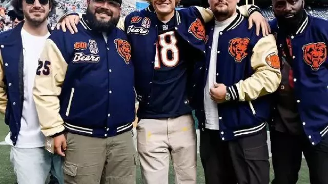 Veste universitaire Letterman portée par Elliot Montanez dans Matt Forte est-il l’un des 20 meilleurs ours de Chicago de tous les temps ?