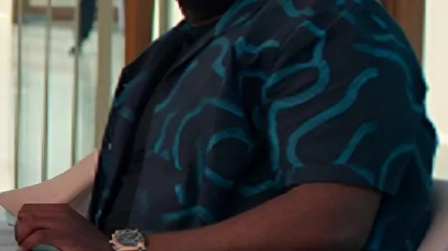 Chemise bleue à imprimé abstrait portée par Howard (Ron Funches) dans Loot